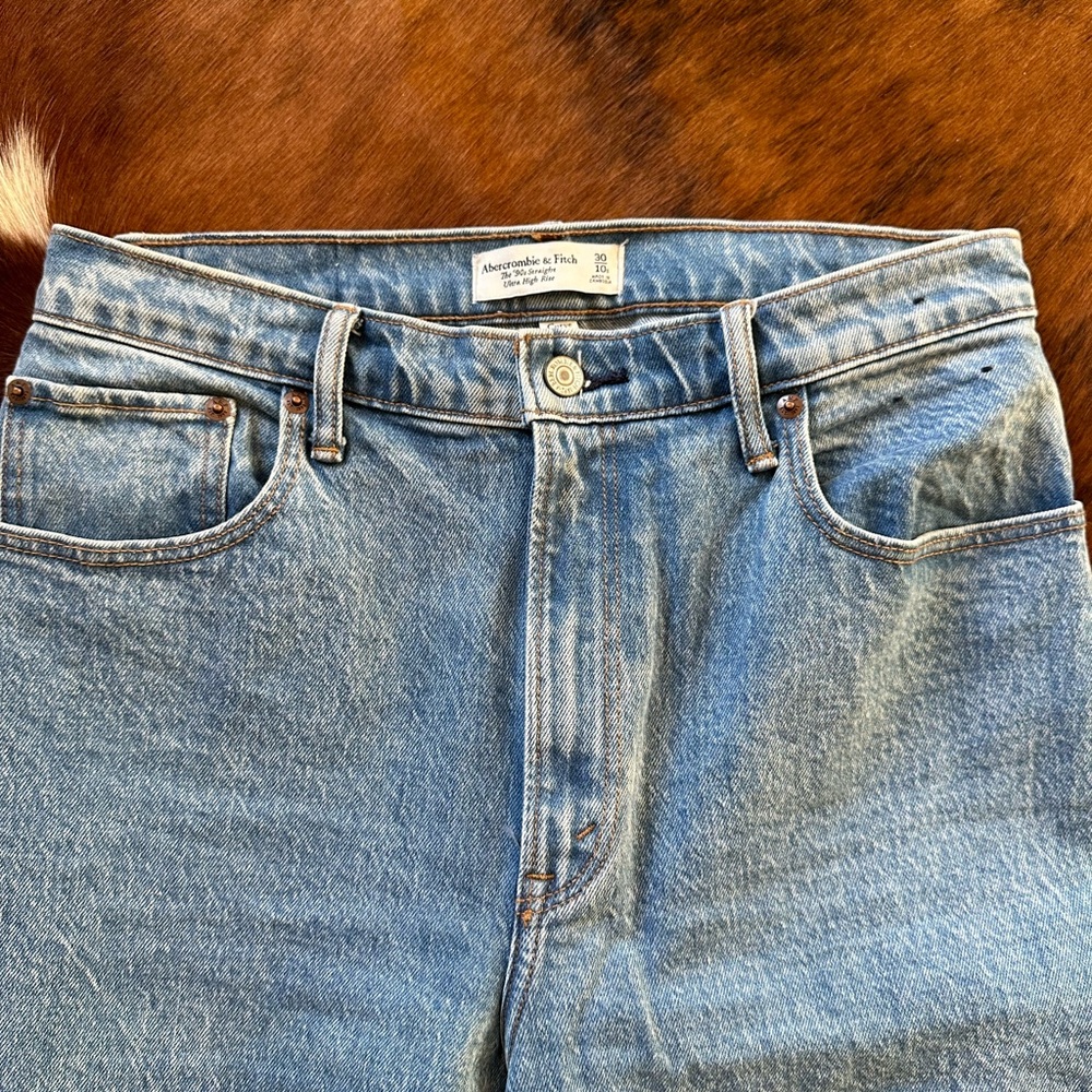 Abercrombie & Fitch Curve Love The 90’s Straight Ultra High Rise. Size 30 Short
